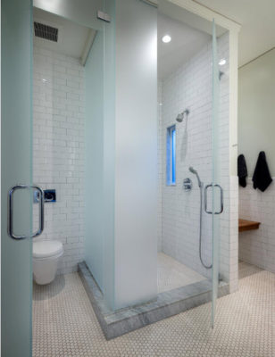 За стеклянными дверцами