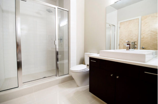 Темное пятно на светлом фоне