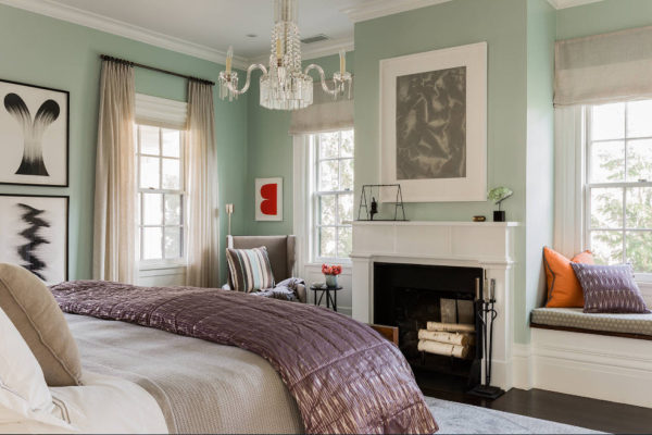 Дизайн спальни с камином