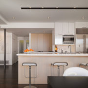 Беленый дуб в интерьере кухни