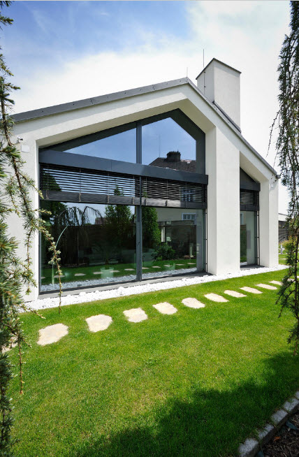 С темными окнами