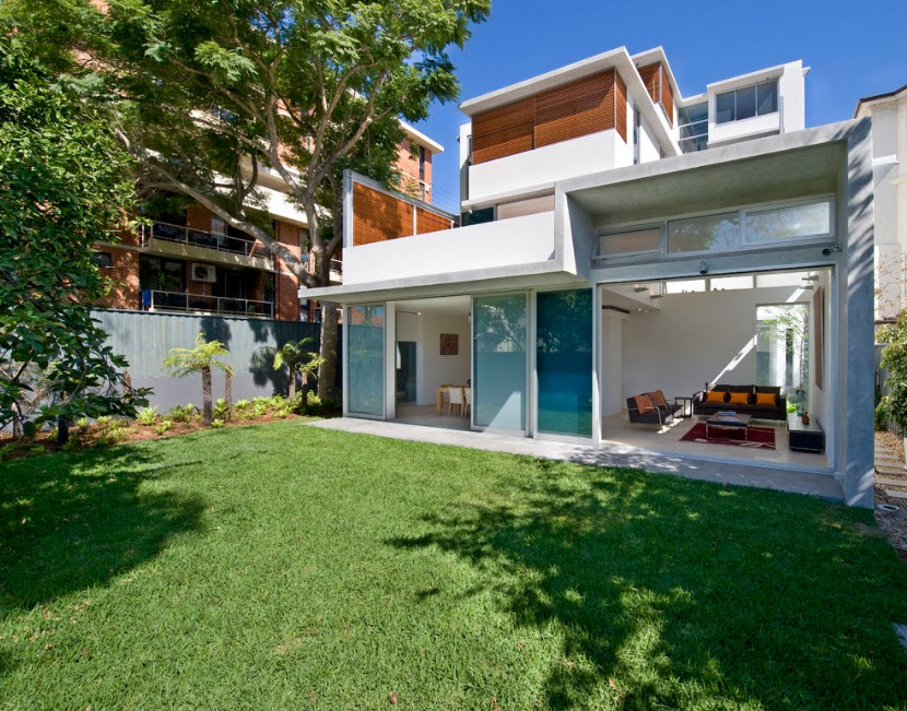 Дом и небольшой дворик