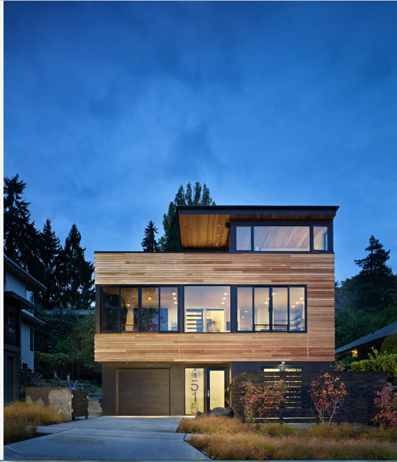 Частный дом в сумерках