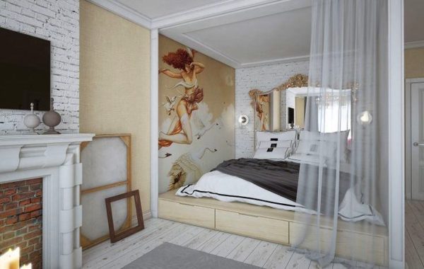 Подиум из светлой древесины