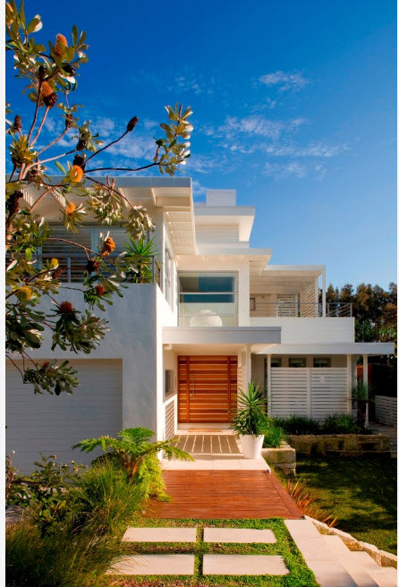 На фоне голубого неба