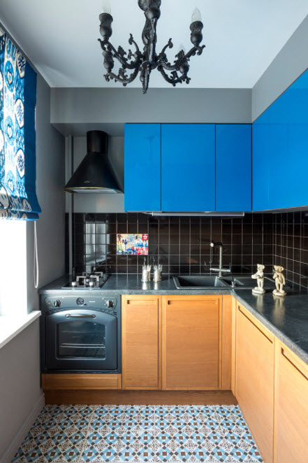 синяя кухня в маленькой квартире