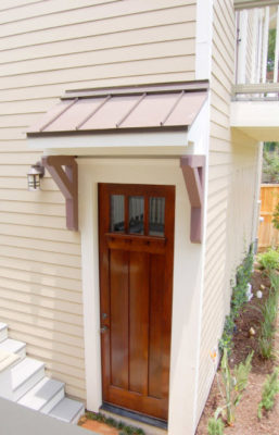 маленький металлический козырек над дверью