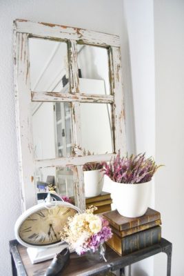 зеркало в старой оконной раме