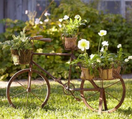 декоративный велосипед с цветами в саду