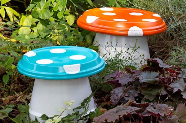яркие грибы - украшения в саду