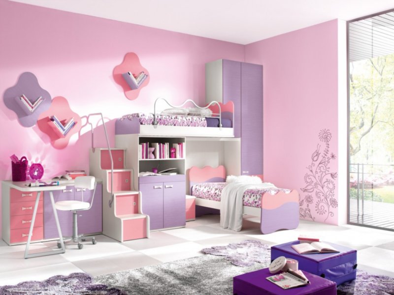 светло-розовые обои в женской спальной комнате