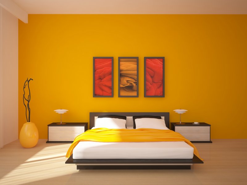 спальня з жовтими шпалерами