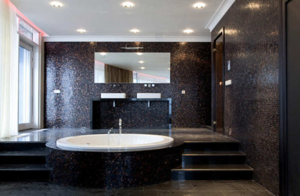 черная-мозаика-и-плитка-в-ванной-комнате