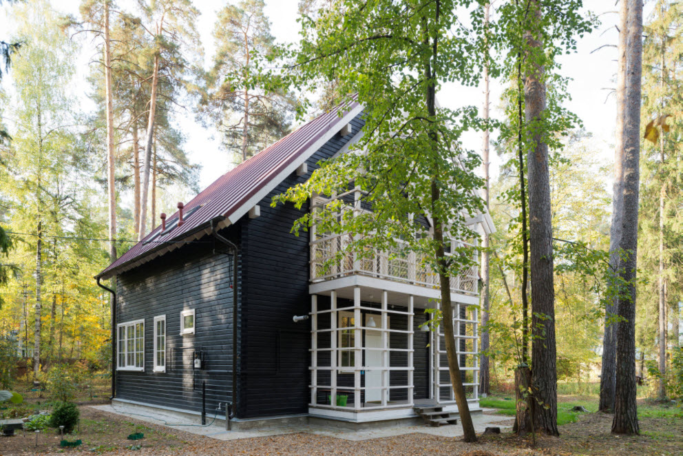 чорний дерев'яний будинок