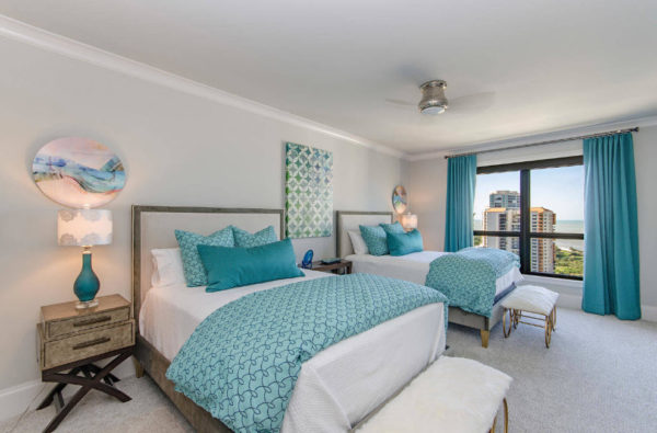 Спальня с двумя кроватями