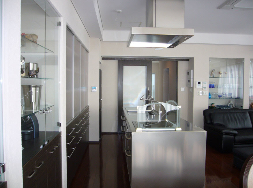 Стекло, хром и сталь