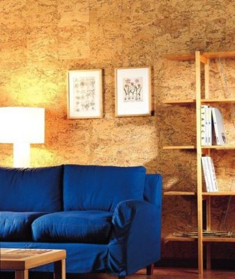 пробковые обои и синий диван