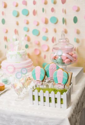 сервировка стола и торт на детский праздник