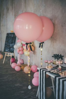 украшение комнаты розовыми шарами на день рождения ребенка