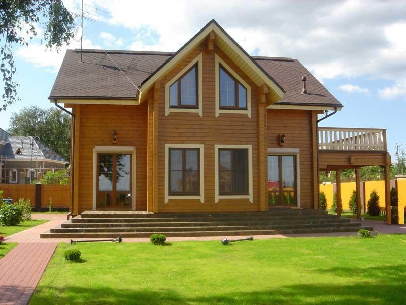 деревянный дом с балконом