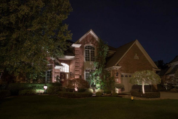 дом с фонарями на лужайке