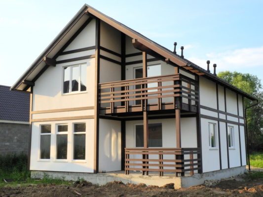 дом с угловой террасой и балконом