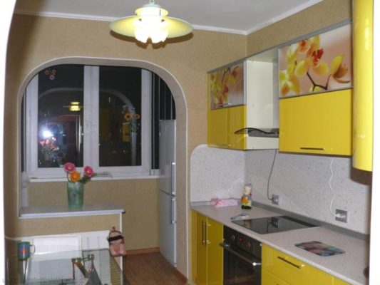 желтая мебель в интерьере кухни с балконом