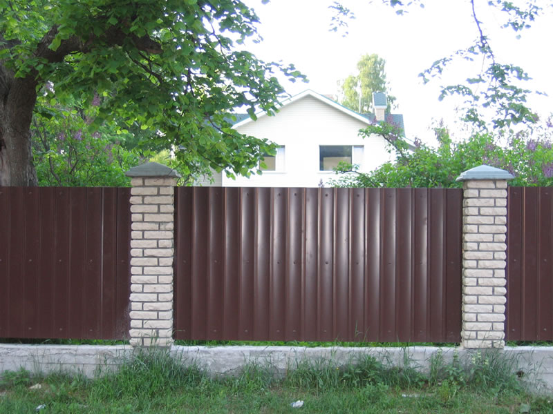 металлический коричневый забор