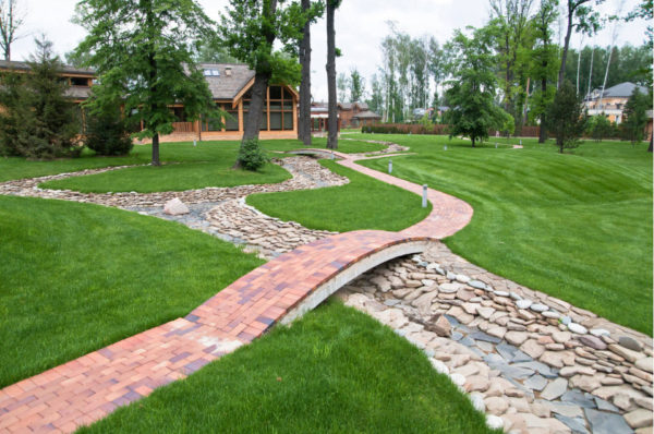 оригинальный мостик в ландшафтном дизайне