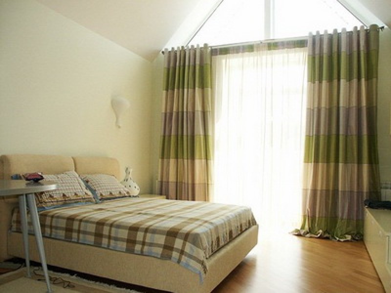 полосатые шторы в спальне