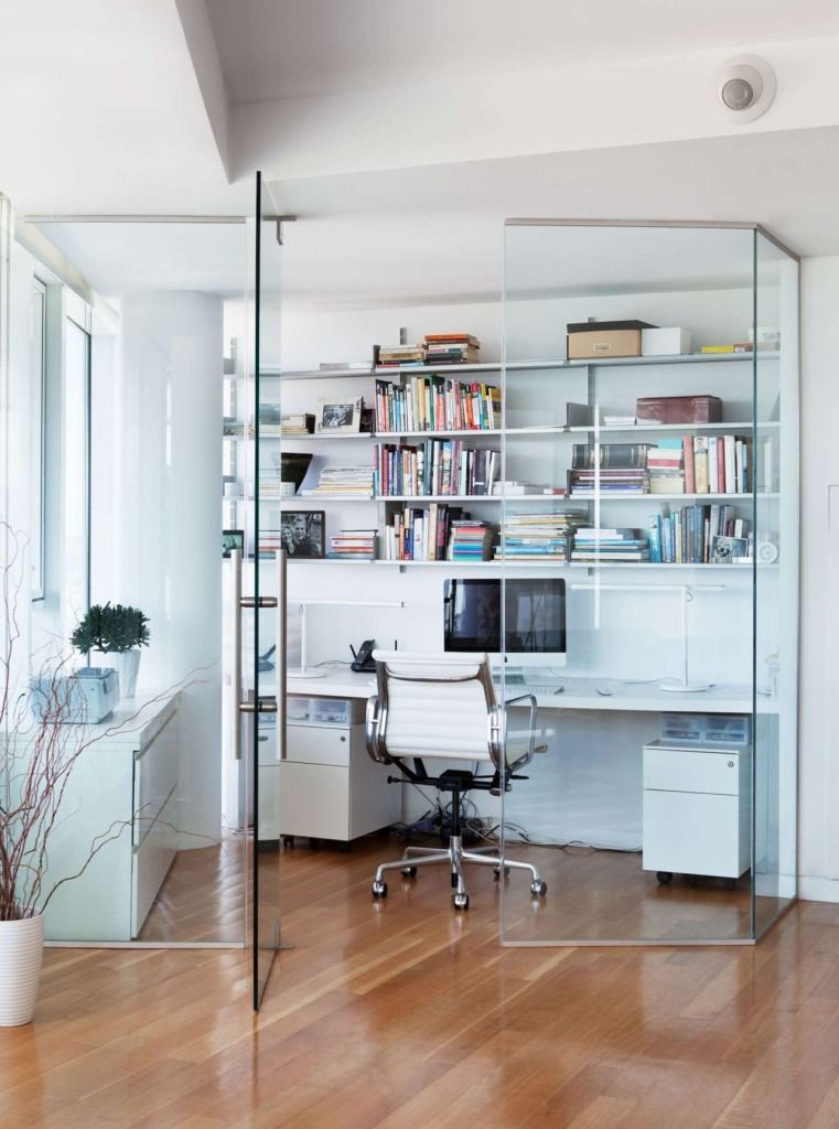 прозора скляна перегородка задає межі домашнього робочого місця