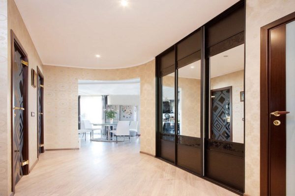 просторная прихожая с зеркальным шкафом