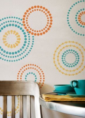 разноцветные круги на стене