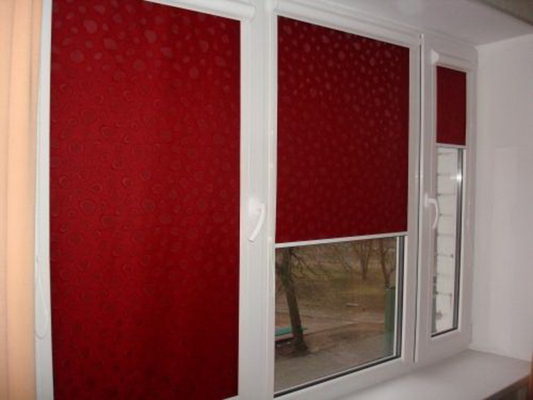 рулонные шторы красного цвета создадут ощущение контраста
