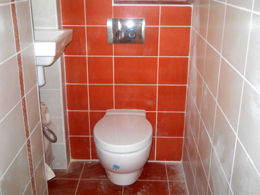 сочетание белой и оранжевой плитки в туалете