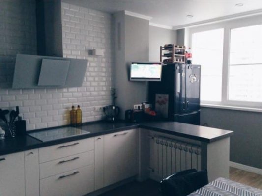 стены кухни декорированы под белый кирпич