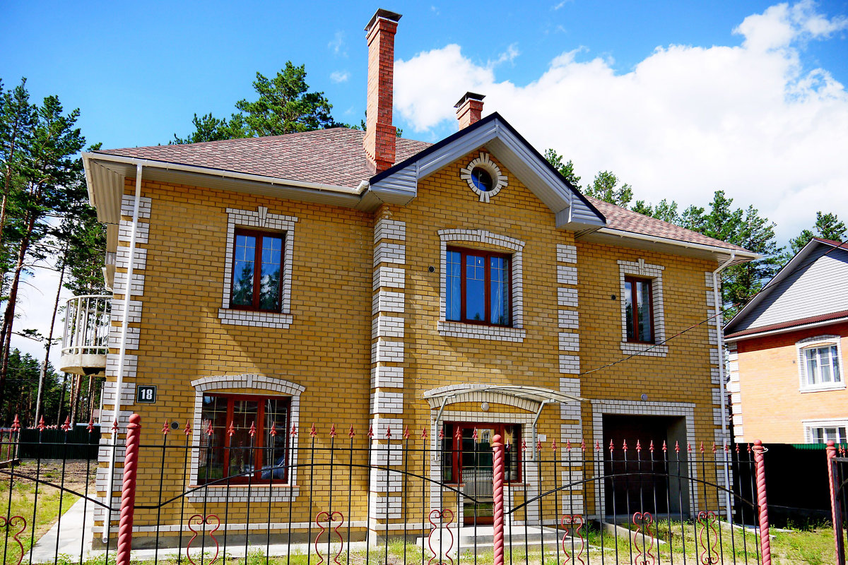 2 этажный дом из облицовочного кирпича. Двухэтажный дом с кирпичной облицовкой. Браер мокко баварская. Кирпичный коттедж. Двухэтажный дом из кирпича.