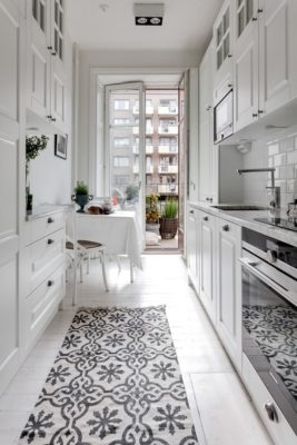 кухня с балконом в скандинавском стиле