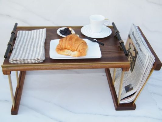 практичный столик для завтрака