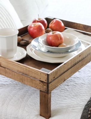 деревянный столик для завтрака