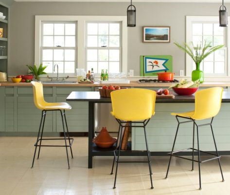 желтые стулья на кухне