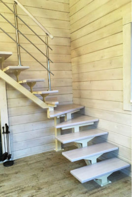 белая лестница на металлическом каркасе