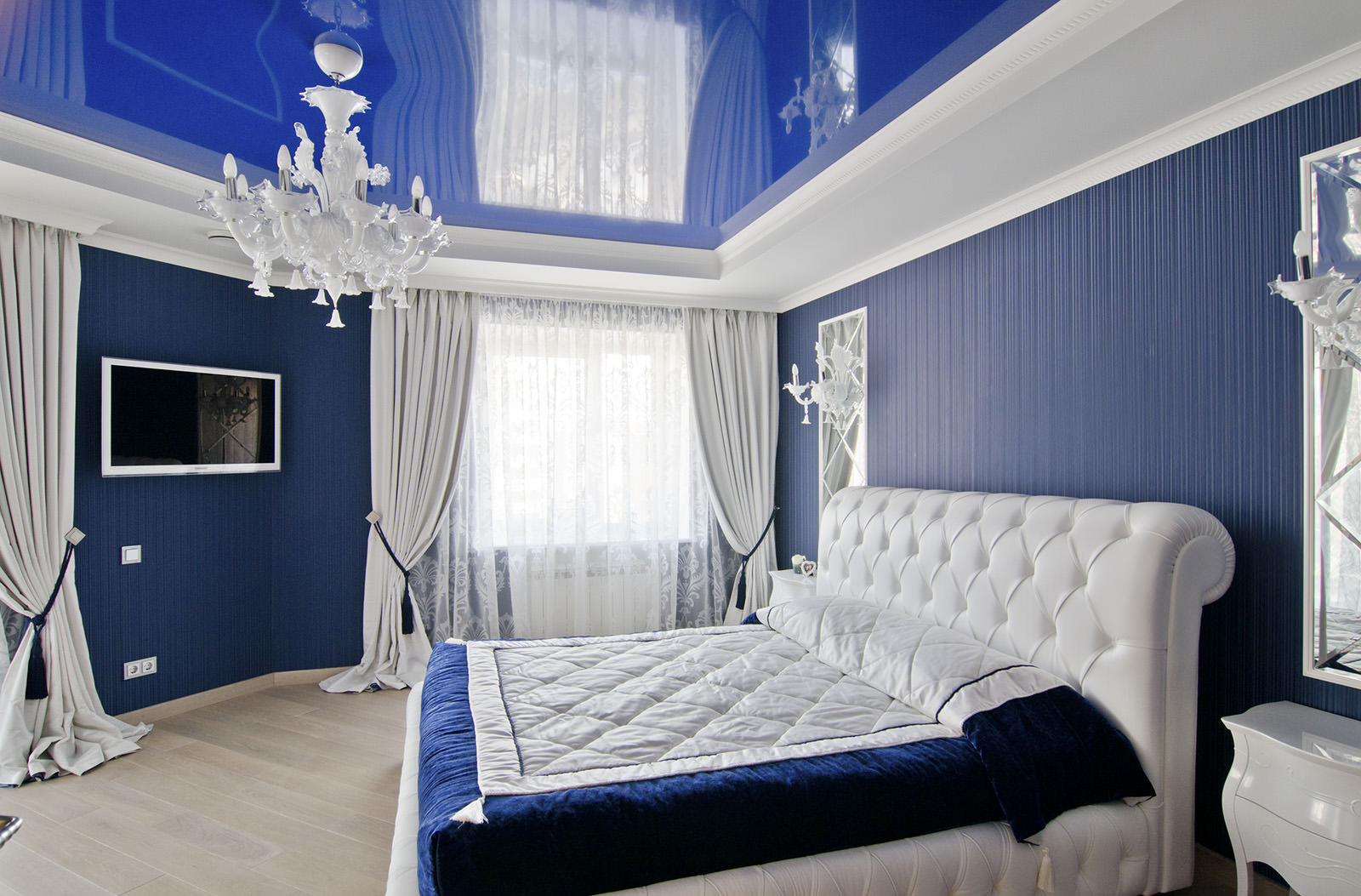 бело-синяя спальня