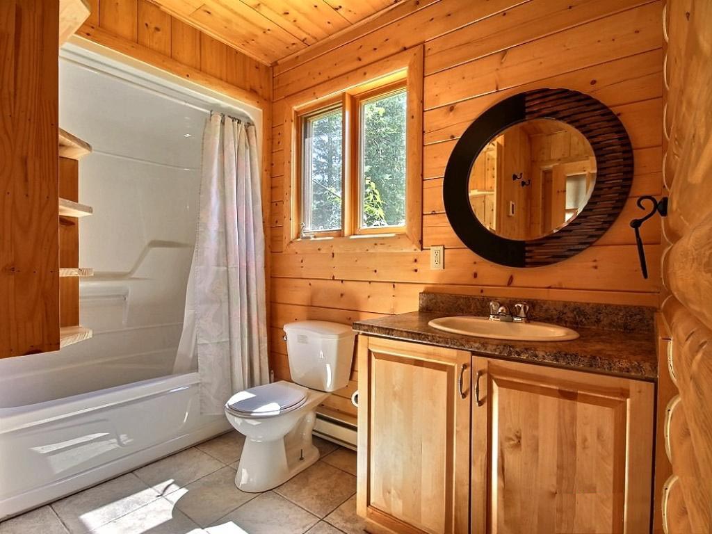 ванна кімната в дерев'яному будинку