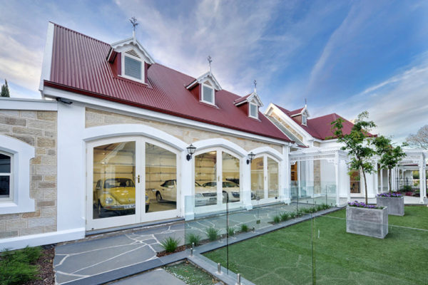 гараж со стеклянными дверьми