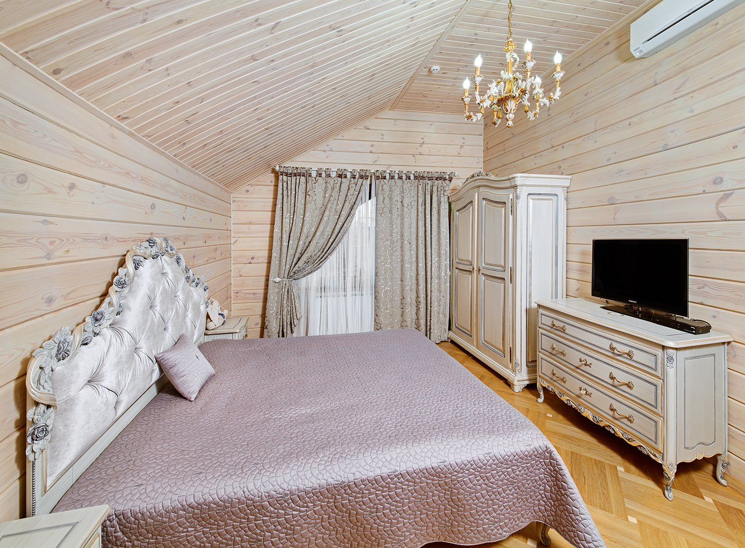 дерев'яна спальня світлих тонів
