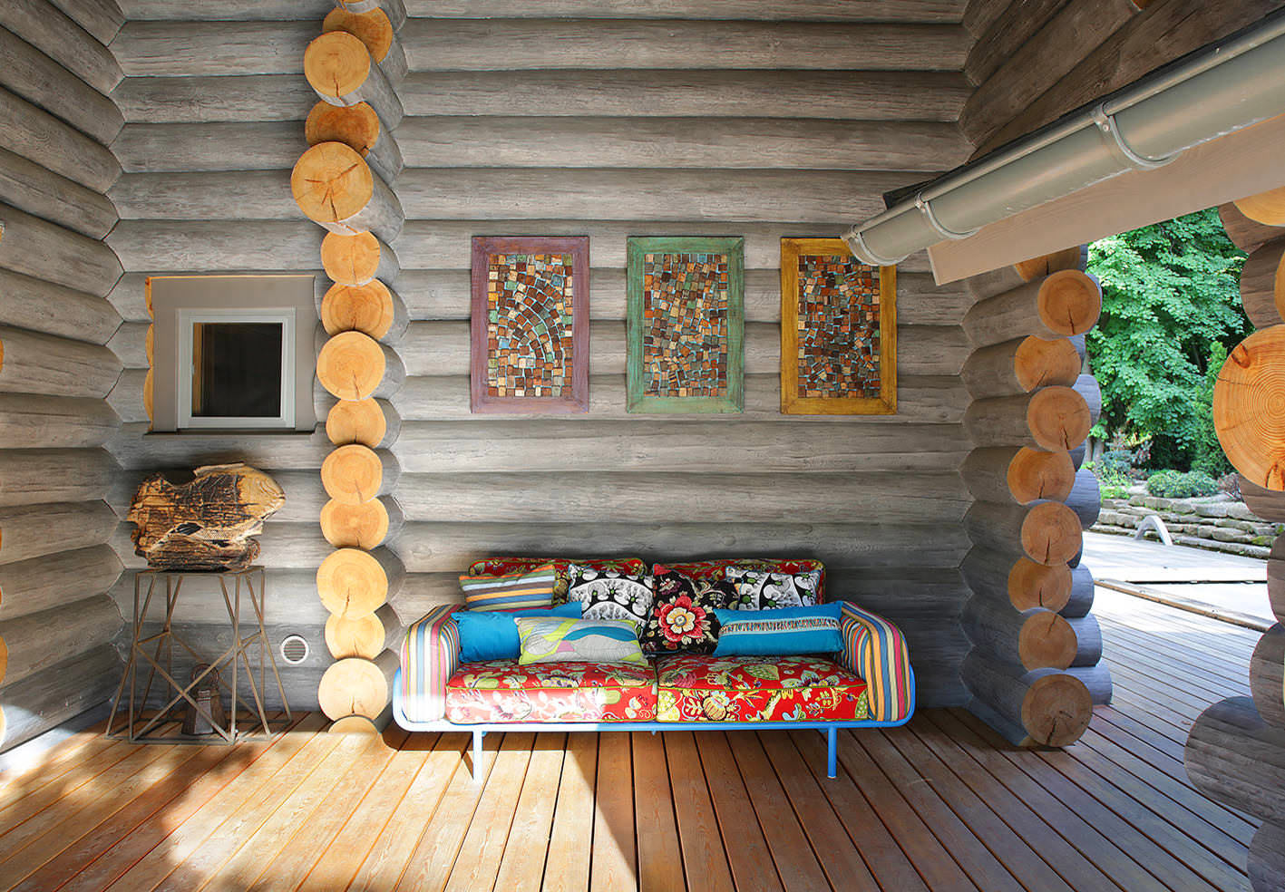 дерев'яний будинок з колоди з терасою