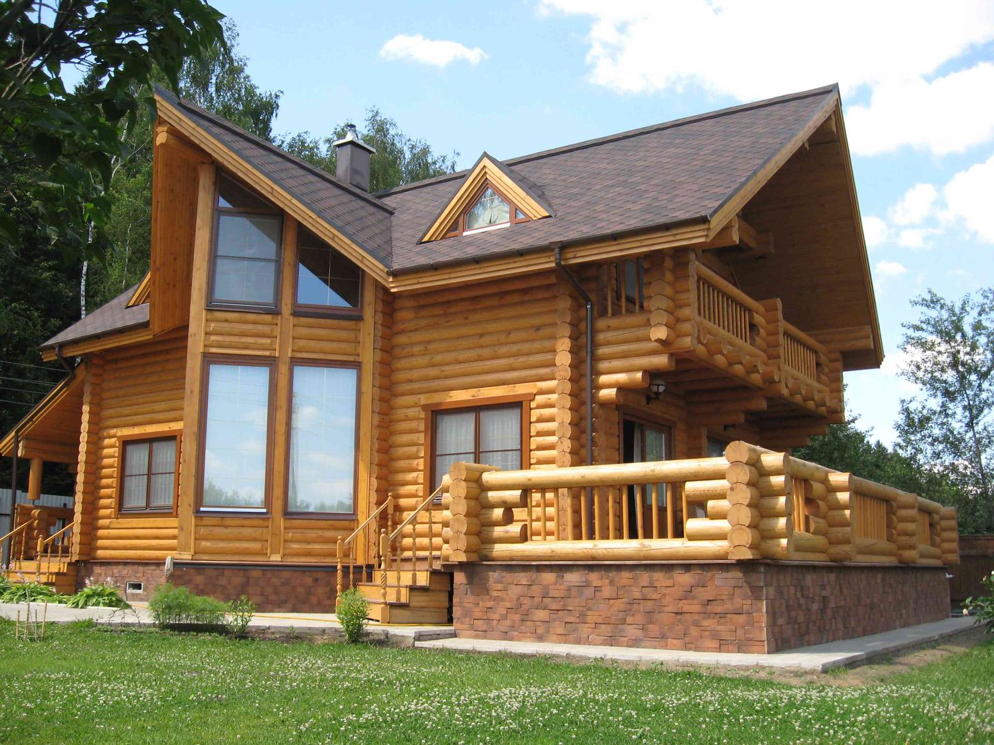 дерев'яний будинок незвичайної форми