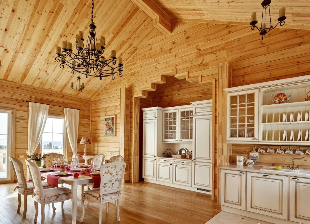 дерев'яний будинок з білою кухнею
