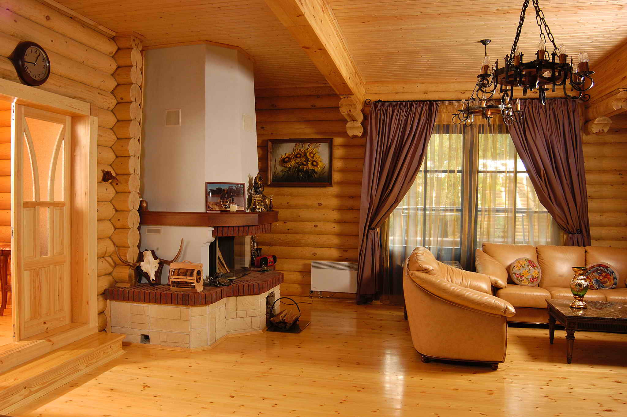 дерев'яний будинок з великим каміном